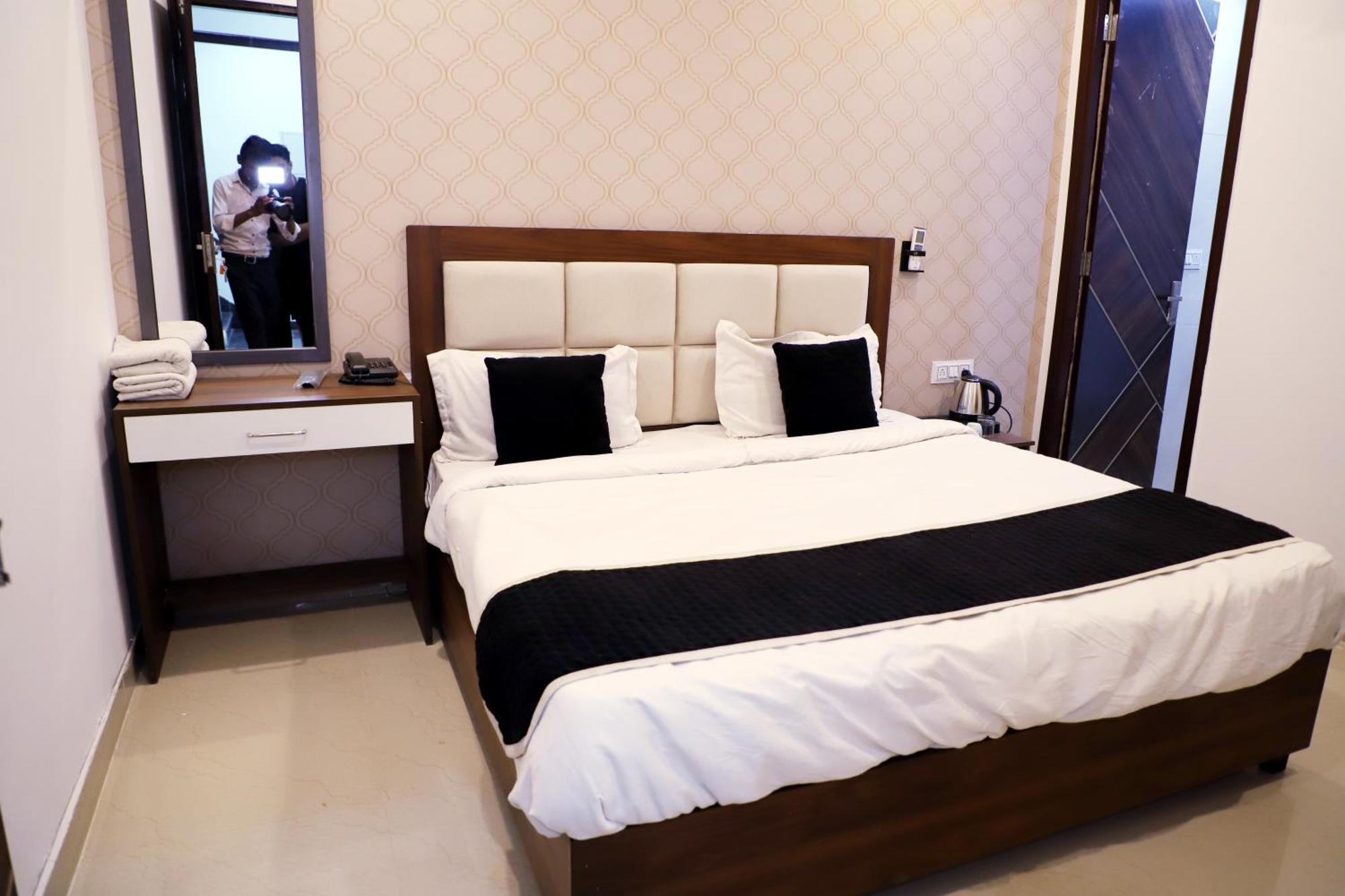 Royal Park Inn Greater Noida Buitenkant foto