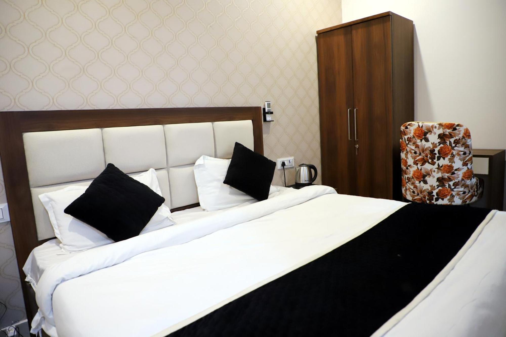 Royal Park Inn Greater Noida Buitenkant foto